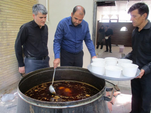 طبخ آبگوشت امام حسینی در جهاددانشگاهی کرمان